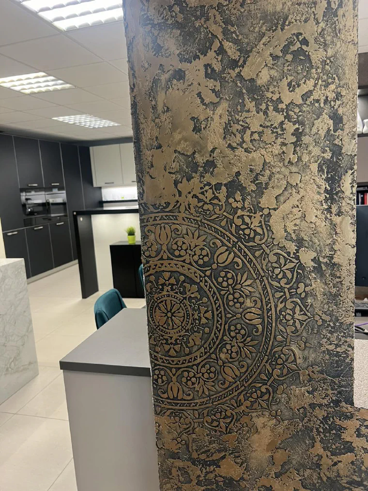 A column in black Marmorino finished in a bronze metallic wax, with a stencilled medallion
