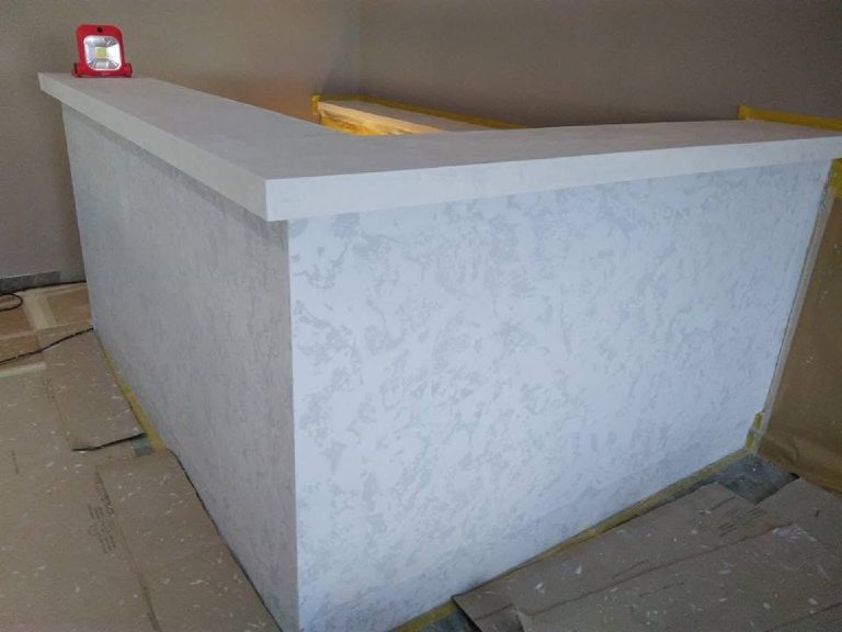 The bar in its white Marmorino base with MicroCement top