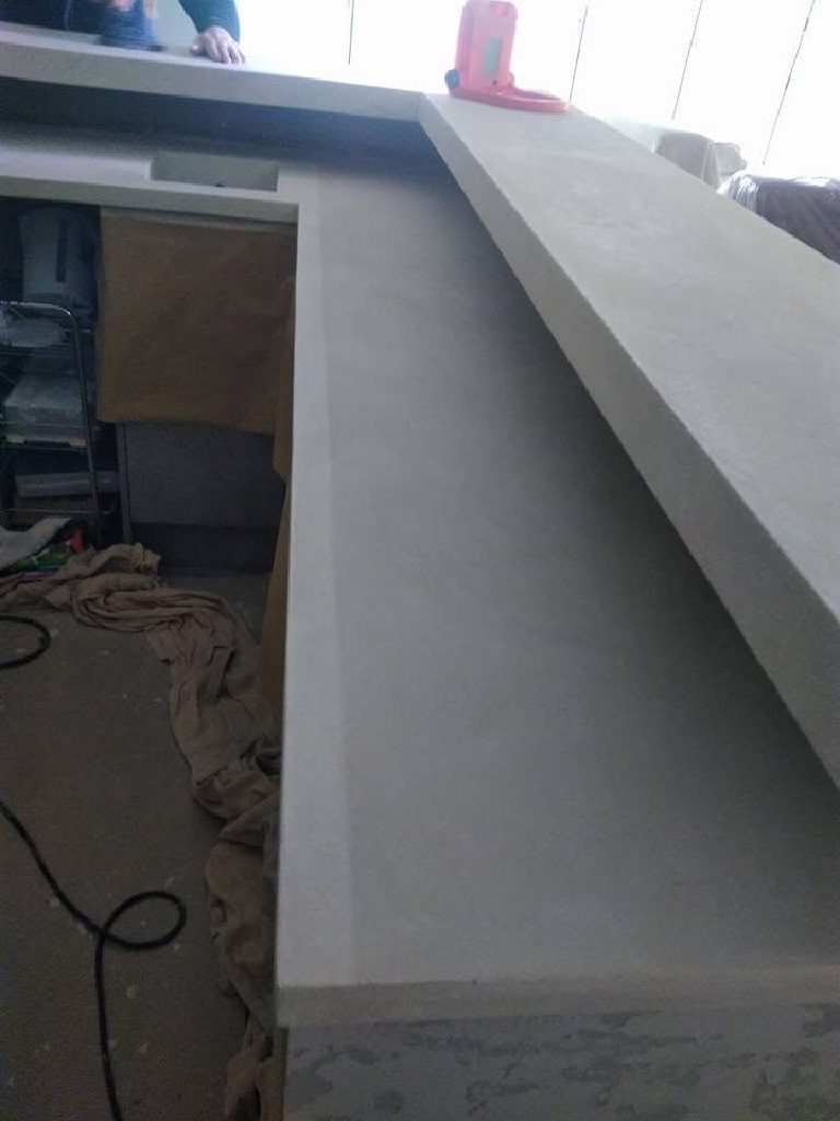 The seamless MicroCement bar tops running through