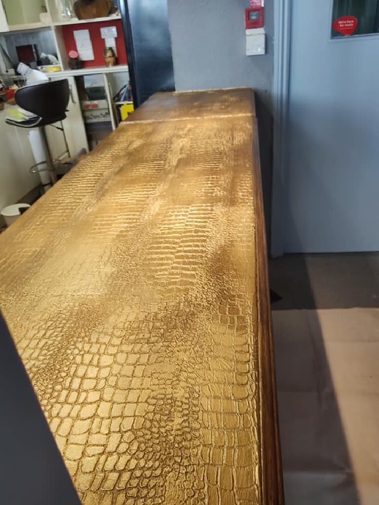Looking along the bar top, the scales running away down the length of it