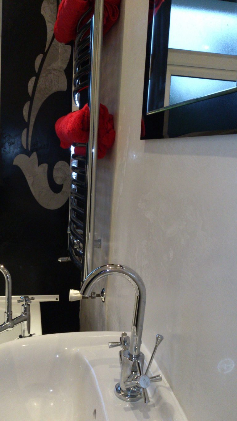 Black Marmorino featuring a stone coloured stencil, giving a stunning contrast