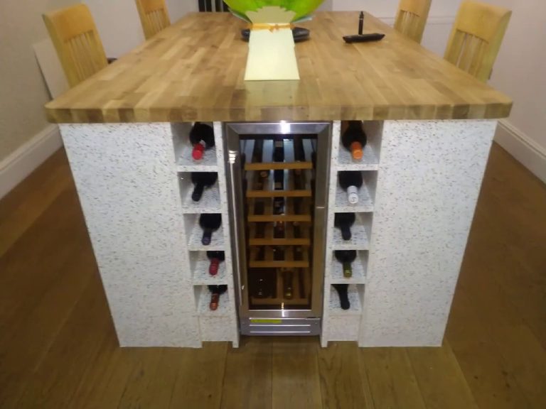 The island from the front with the solid oak worktop and chairs pulled up
