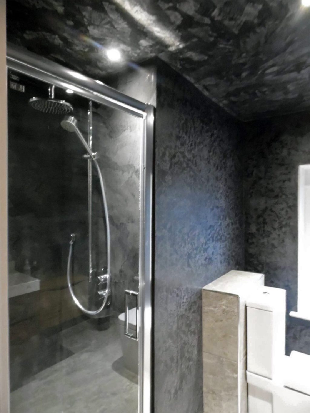 The black Marmorino en-suite, finished