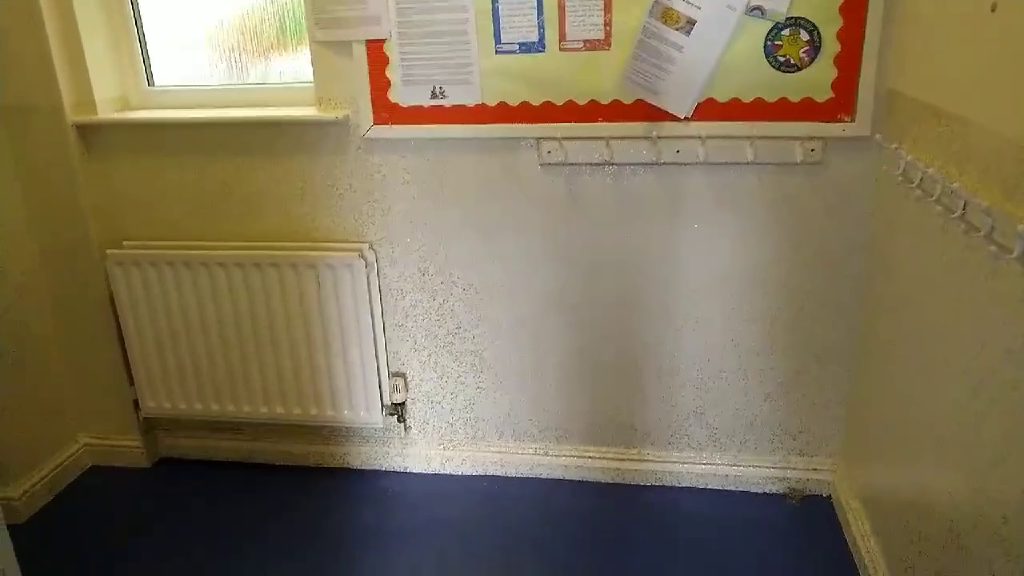 A room with the glitter finish carried around the walls