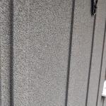 The sprayed cork render up close, with the cladding lines running through it