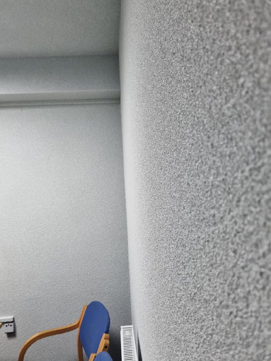 The corked office, walls and ceiling in one continuous coating