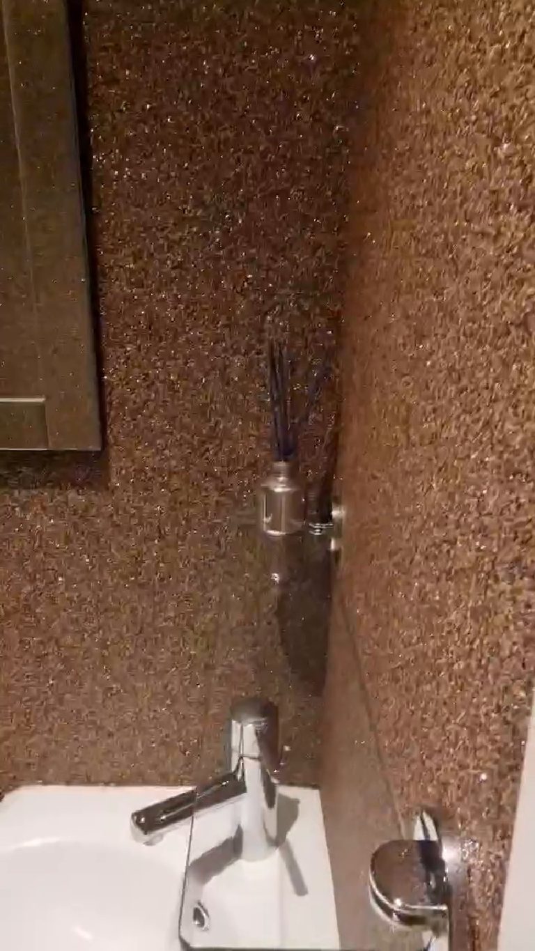 The basin corner of the W.C., quartz taken round the internal corner behind the tap