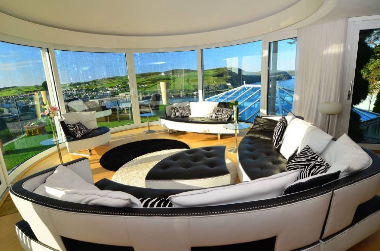 The full curved room, the domed ceiling running round above the glazing