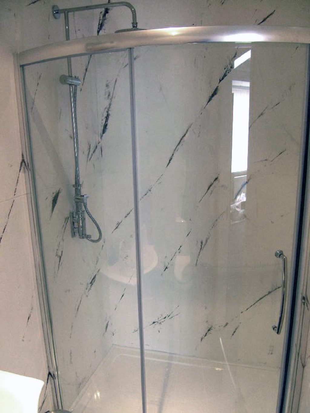 The finished shower in white and gun-metal grey Marmorino