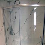 The finished shower in white and gun-metal grey Marmorino