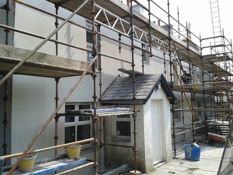Application of white through coloured render