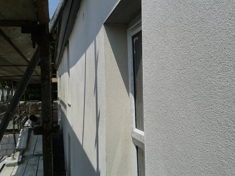 Application of white through coloured render