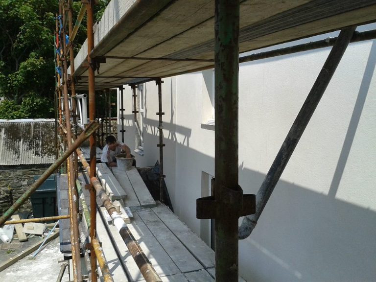 Application of white through coloured render