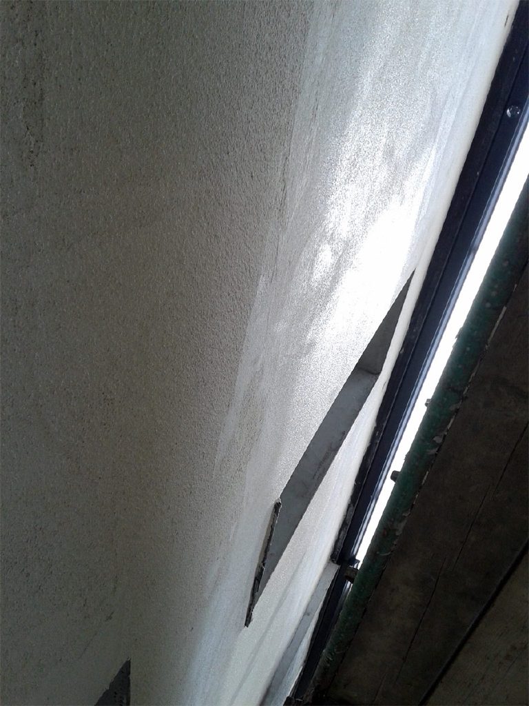 Application of white through coloured render