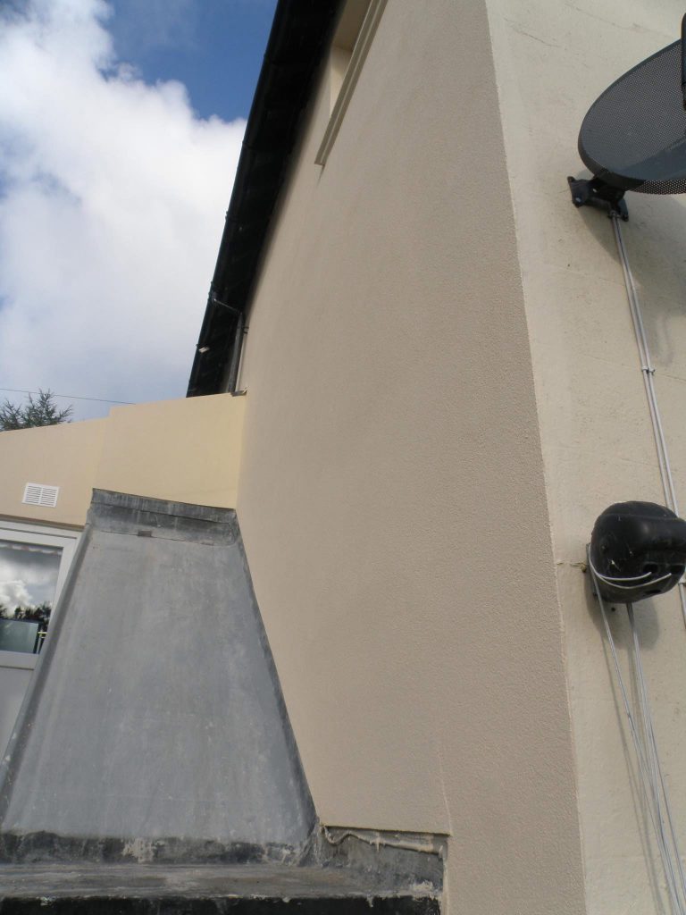 Finished wall in fresh cream textured render