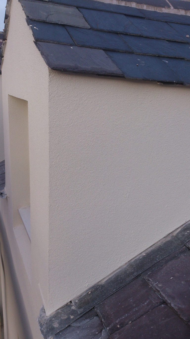 Finished lightweight render in a cream silicone coloured finish