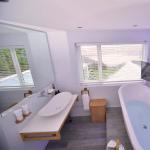 Glitter Flake feature wall, The Arches bathroom