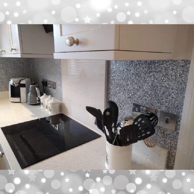 The silver glitter splashback up close by the hob