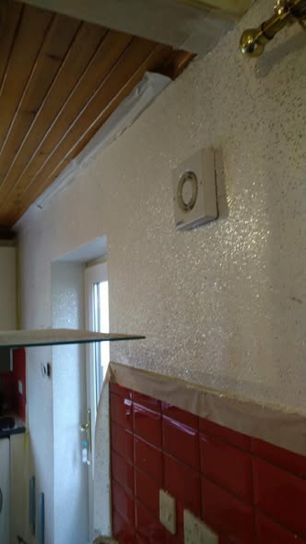 The same finish carried up under the beams and round the extractor