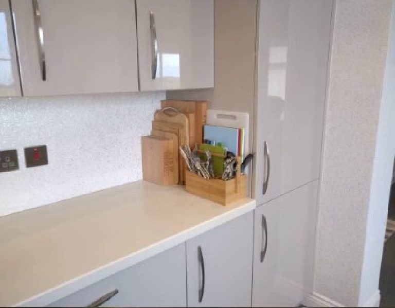 The finish running along the worktop wall