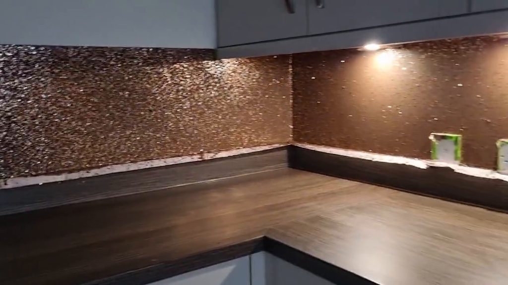 The splashback turning the corner with the light catching the copper