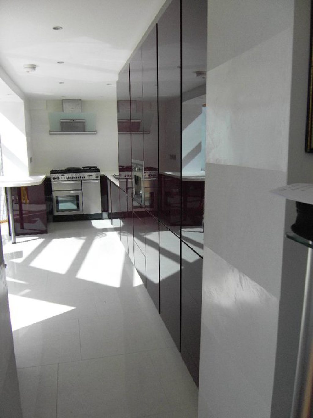 White Intona plaster with white Marmarino plaster bands