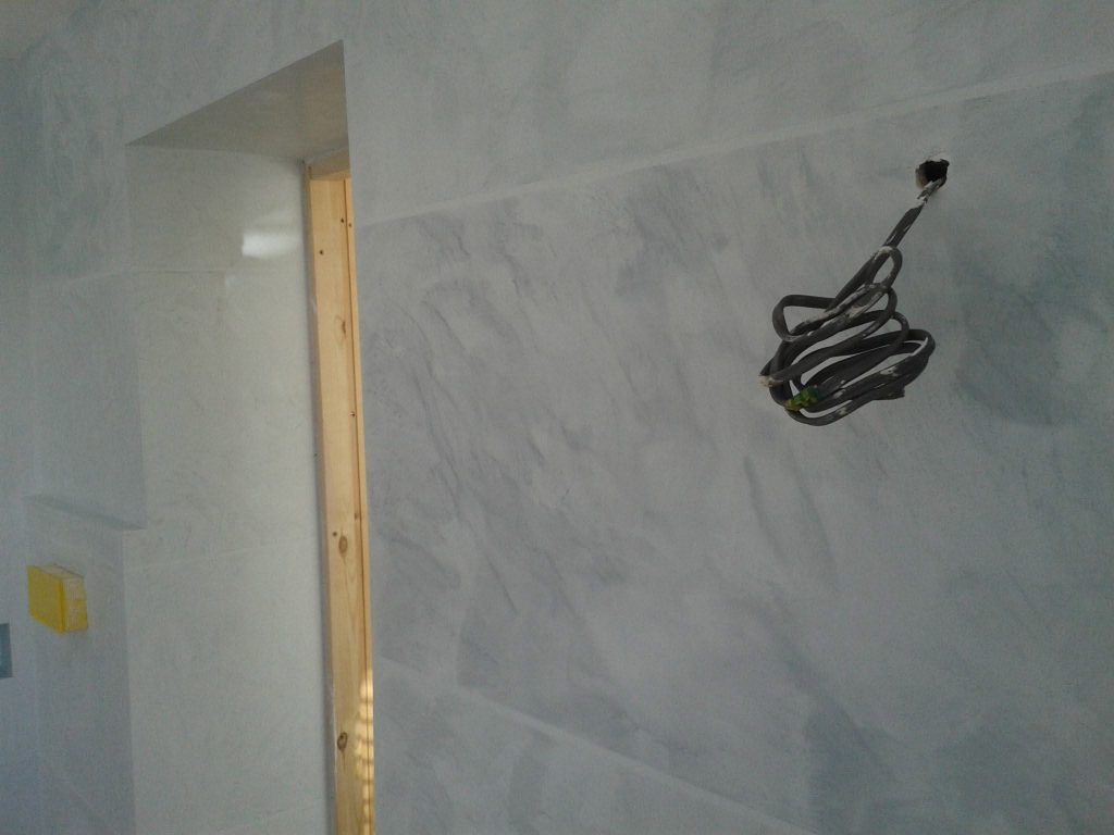 Bathroom walls in soft grey Marmorino with blockwork joints cut in