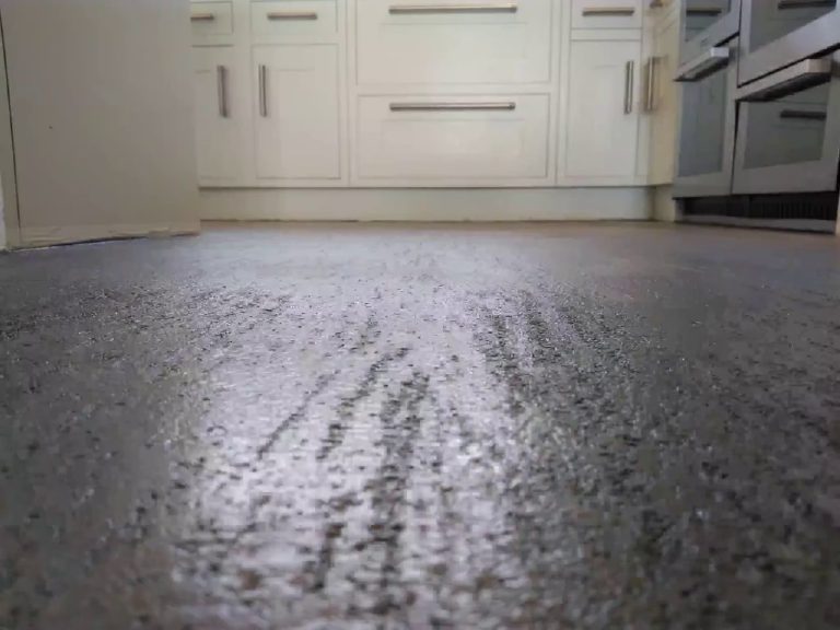 Close-up of the Travertine grain running through the light grey