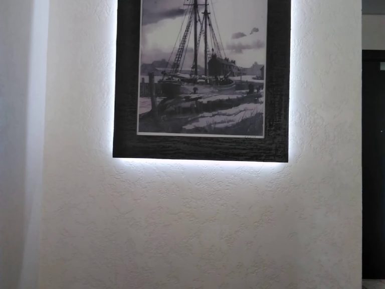 Backlit harbour print against the white Marmorino