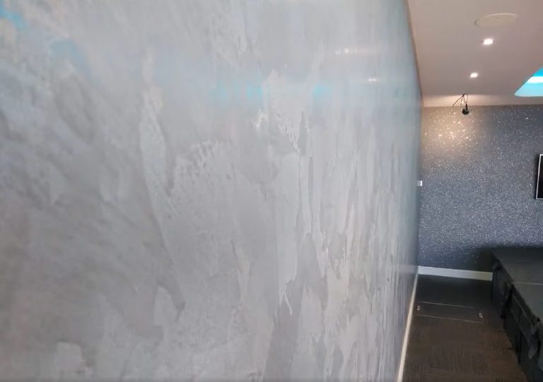 The movement in the soft grey Marmorino Classico wall