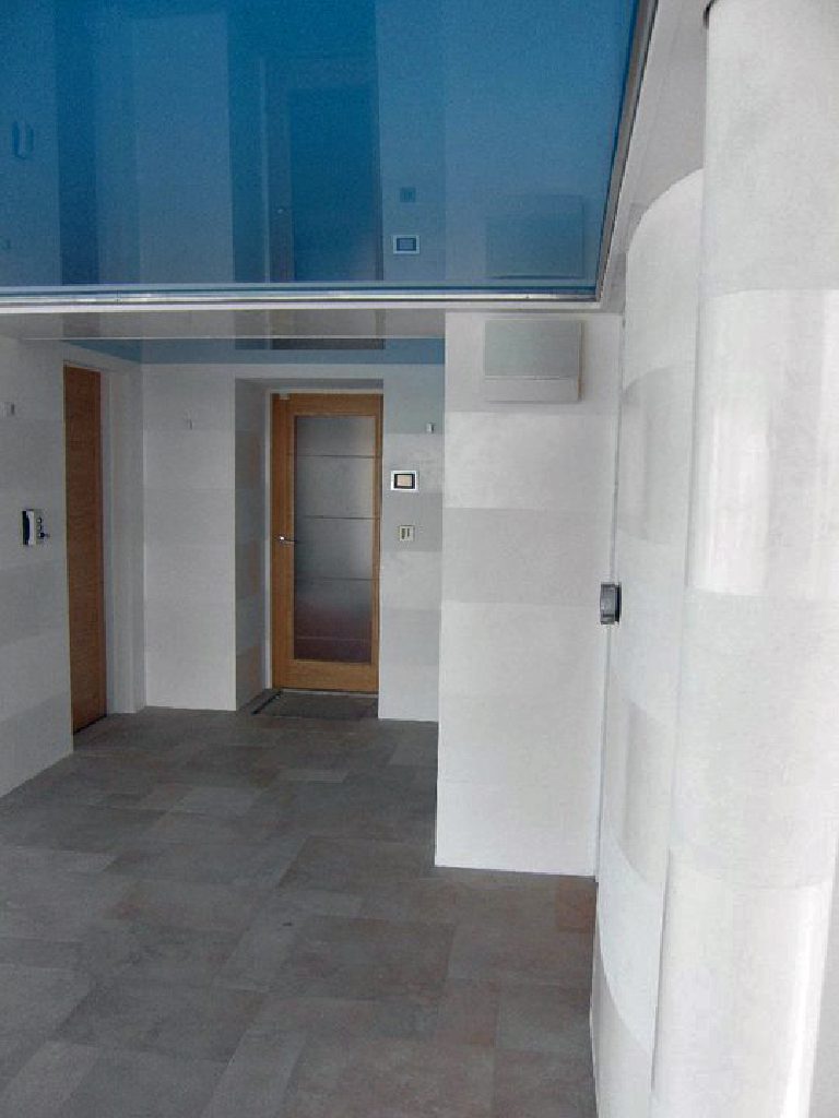 White Intona plaster with white Marmarino plaster bands
