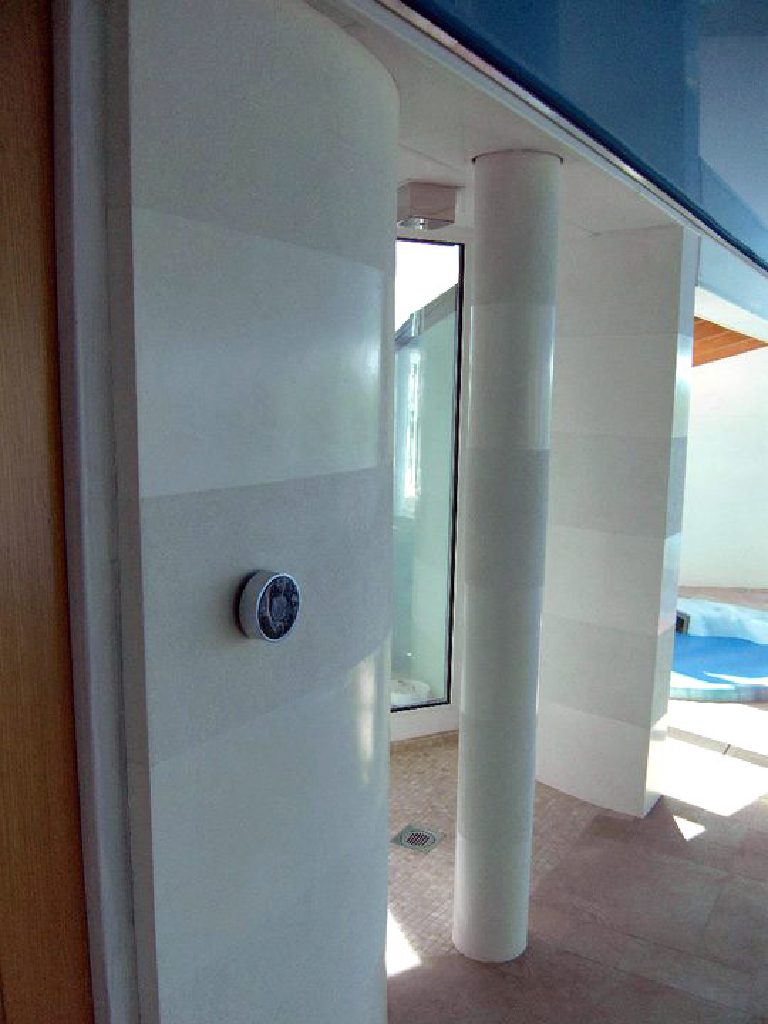 White Intona plaster with white Marmarino plaster bands