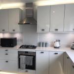 The finished kitchen, sparkle running behind the hob and along the walls