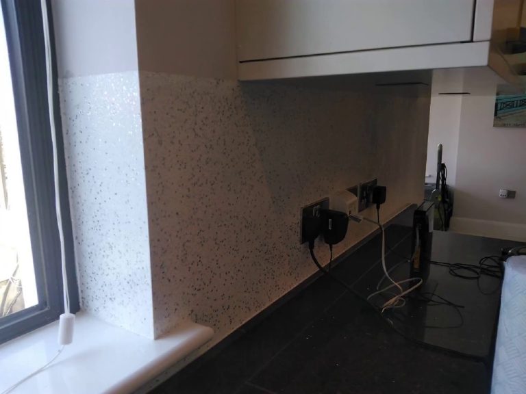 The splash back behind the knife rack