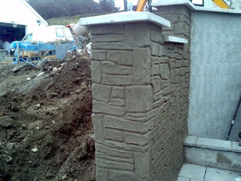 Imitation stone in sand and cement render