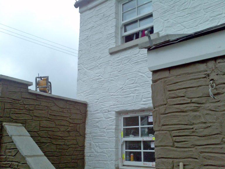 Imitation stone in sand and cement render
